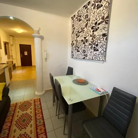 Monolit City Center Apartment *